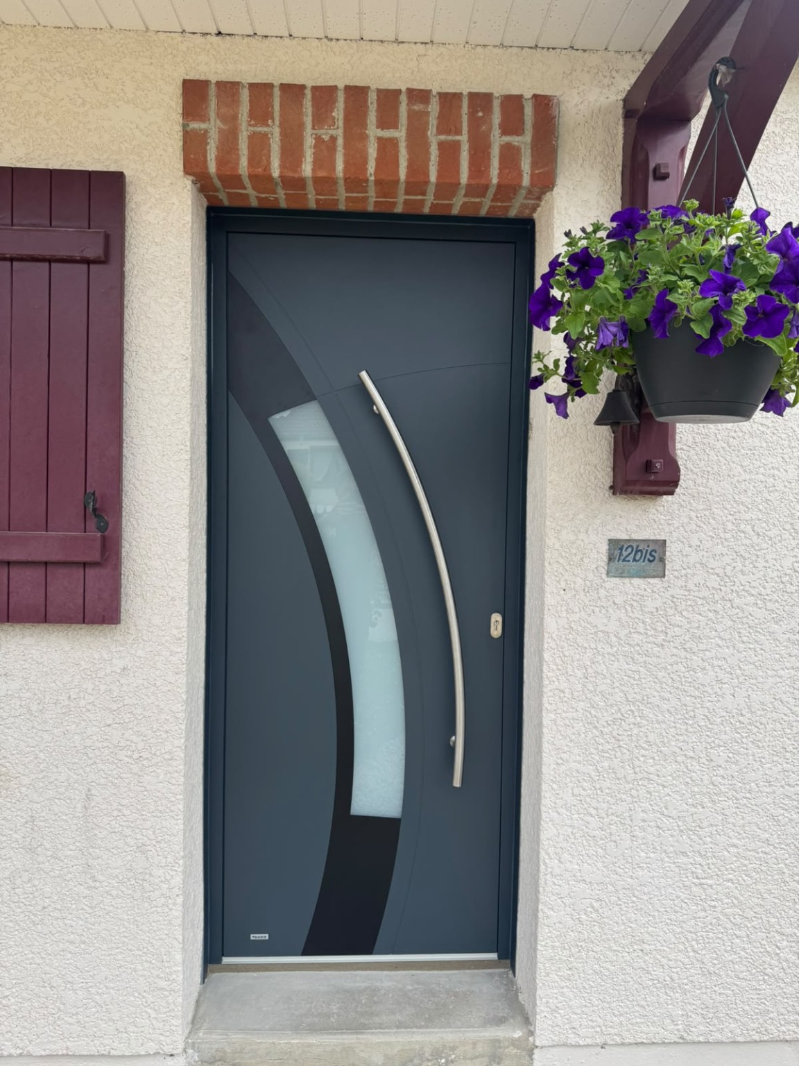 Porte d’entrée anthracite avec vitrage décoratif