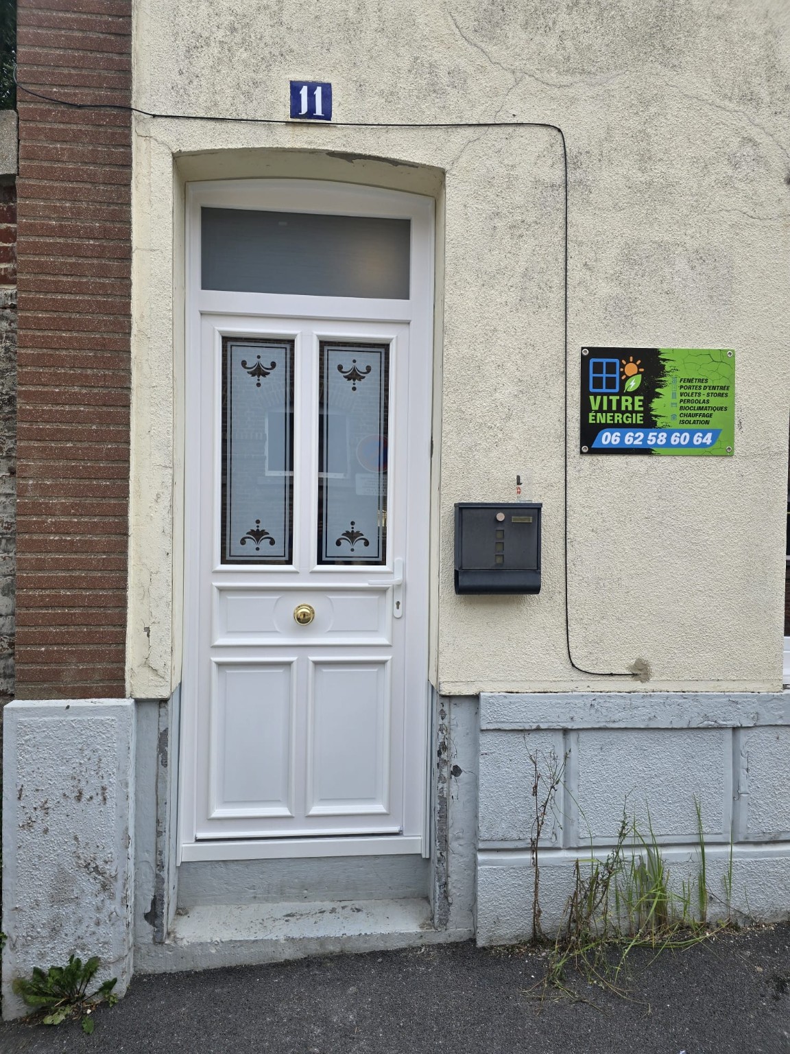 Porte et fenêtres sur façade en briques