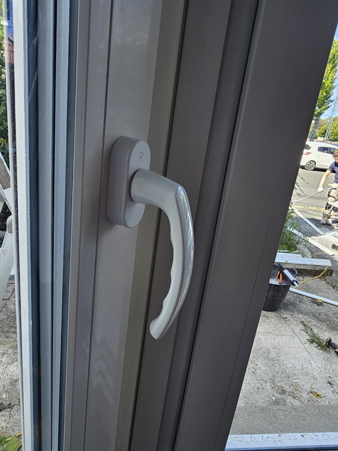 Détail de menuiserie blanche en cours de pose